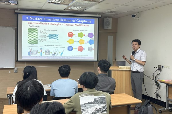 黃啟賢教授介紹石墨烯表面功能化策略,展現碳材料在新興應用領域的潛力。(圖/國立臺南大學提供)