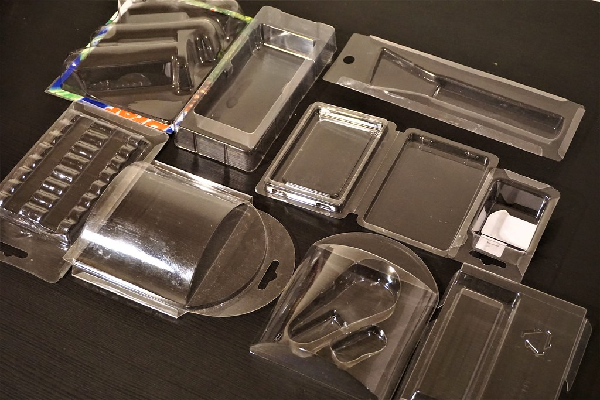 環保署預告將塑膠襯墊、泡殼納入「公告應回收廢棄物」,製造、輸入業者須繳納回收清除處理費,預計今年5月正式公告,給予業者一年緩衝期。攝影:陳昭宏