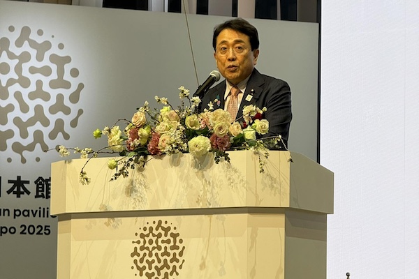 赤澤亮正臉書