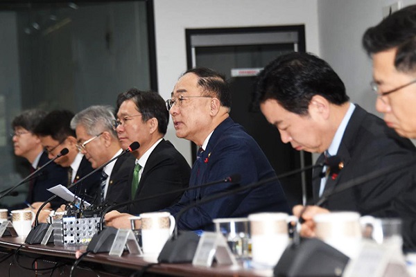 韓國副總理兼企劃財政部長官洪楠基(左五)革新增長戰略會議上發言。圖/企劃財政部
