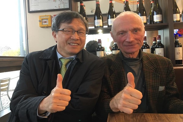 圖為駐德代表謝志偉與請願提案人克羅茲堡(Michael Kreuzberg)合影。 圖擷自謝志偉粉絲頁臉書