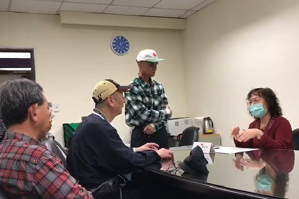 人民找上納保官,卻發現納保官無法幫助人民