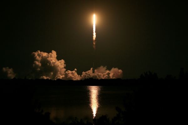 國家太空中心福衛七號6顆衛星系在美國甘迺迪太空中心搭載SpaceX獵鷹重型火箭於台灣時間25日下午2 時 30 分成功發射升空。