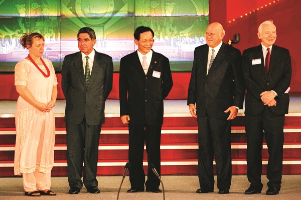 洪道子博士(中)與四位諾貝爾和平獎得主合影。(左起) Hon. Jody Williams, former President Oscar Arias Sanchez of Costa Rica, former President F.W. de Klerk of South Africa, and Sir Joseph Rotblat.