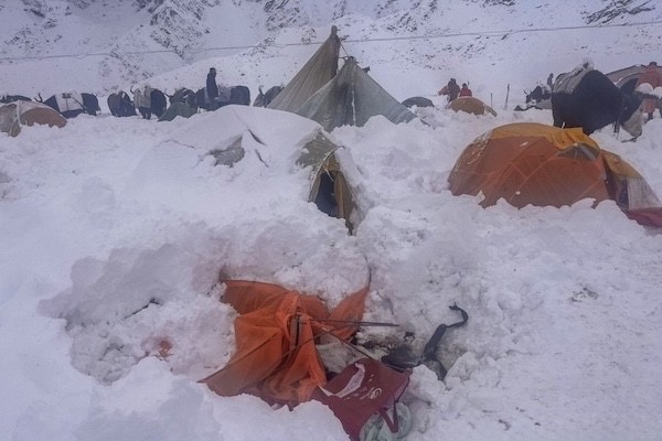 極端氣候發揮,聖母峰東側山坡突降暴雪/網路圖片