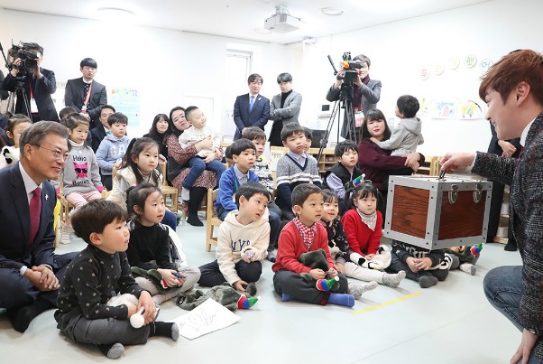 文在寅與幼稚園小朋友一起參與了魔術表演節目。圖/青瓦台臉書