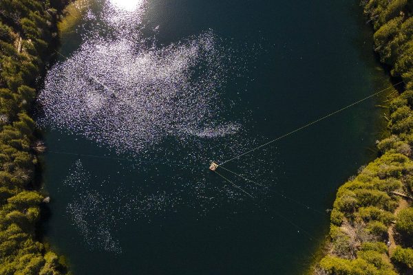 克勞福湖平台鳥瞰圖,研究團隊以這個平台進行湖底沉積物的收集。(圖片擷取自布洛克大學網站)