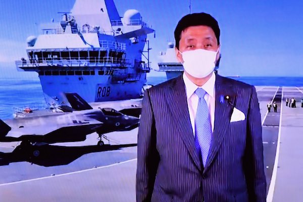 日防衛大臣岸信夫登上伊麗莎白女王號視察/岸信夫推特