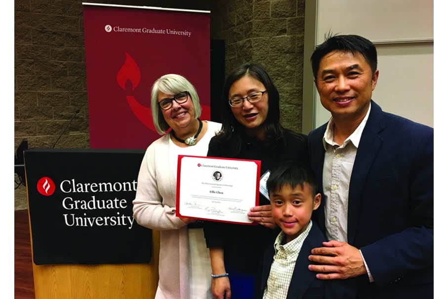 Effie(中)獲得Claremont Graduate University頒發彼得·林肯·斯賓塞獎 (the Peter Lincoln Spencer Fellowship Award)。