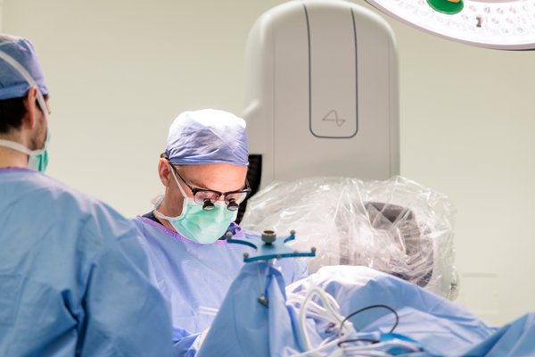 Neuralink宣布全球已有12人植入腦機晶片。(圖片擷取自Neuralin平台X)