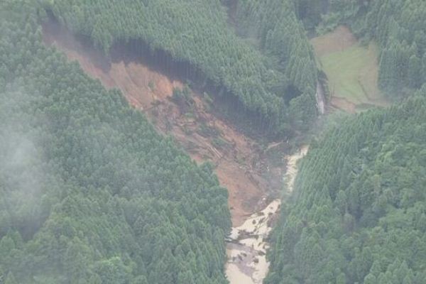 日本九州各地暴雨,土石流危險性變高/網路截圖