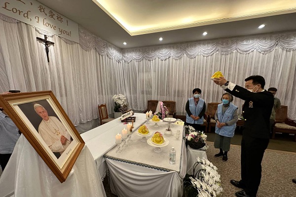 台北總主教公署舉行榮休教宗本篤十六世追思彌撒,太極門弟子代表前往參加,表達崇高敬意。