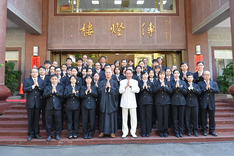 太極門掌門人洪道子博士(中右)帶領60名弟子代表向星雲大師弔唁,與副住持慧昭法師(中左)合影於佛光山傳燈樓。