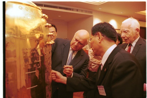 1993年諾貝爾和平獎得主、南非前總統Frederik W. de Klerk閣下(左)於2001年在台灣台北鳴響世界之愛和平鐘