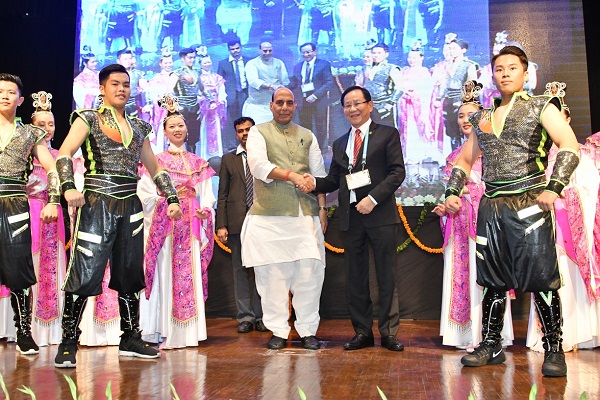 印度內政部長Rajnath Signh舉辦歡迎茶會,並與FOWPAL會長洪博士及展演人員合照。