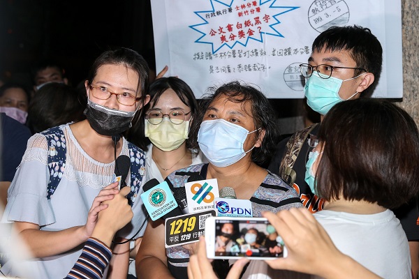 黃姓志工媽媽路邊舉牌聲援太極門,竟遭連夜審訊、移送地檢署。