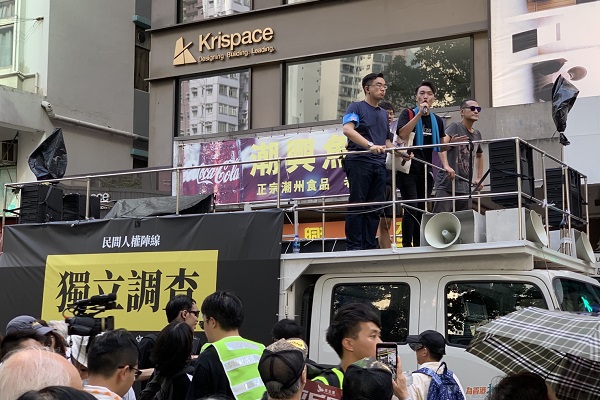拿麥克風的是此次領導人岑子傑