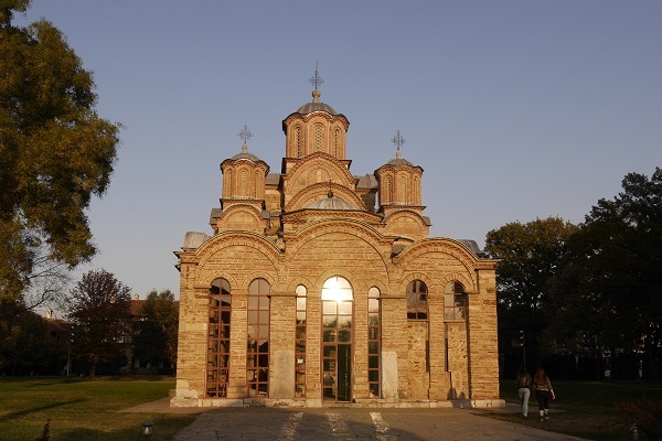 夕陽下閃閃發亮的格拉查尼察修道院