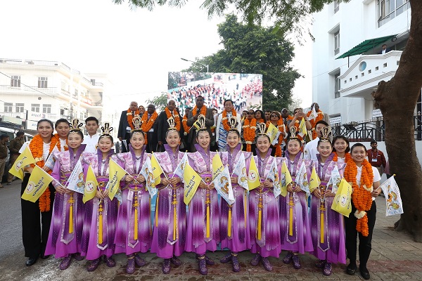 來自世界各國的大法官、律師等法治界人士與太極門劍陣俠女,一起參加為和平而走大遊行。