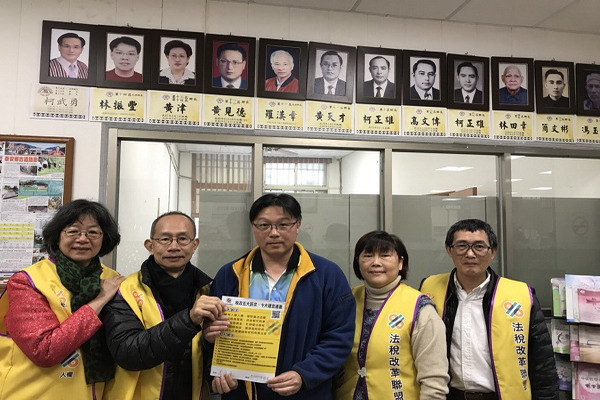 圖說:泰安鄉秘書陳信達(中)