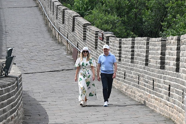 澳洲總理艾班尼斯偕同未婚妻在訪華行程最漚一天同登長城/網路圖片