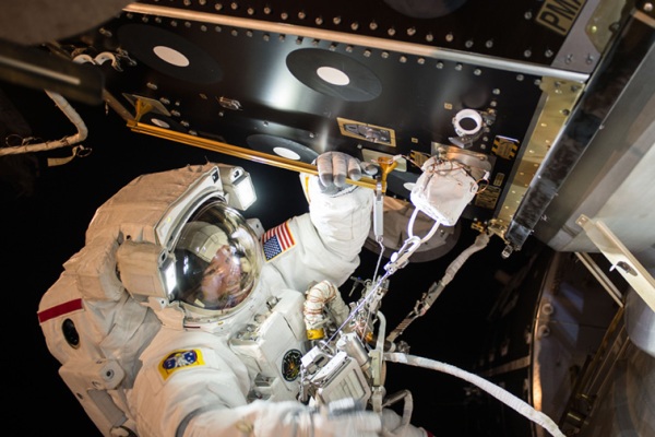 兩週前Jeff Williams也進行太空漫步裝設新設備。(圖/美國國家航空暨太空總署)