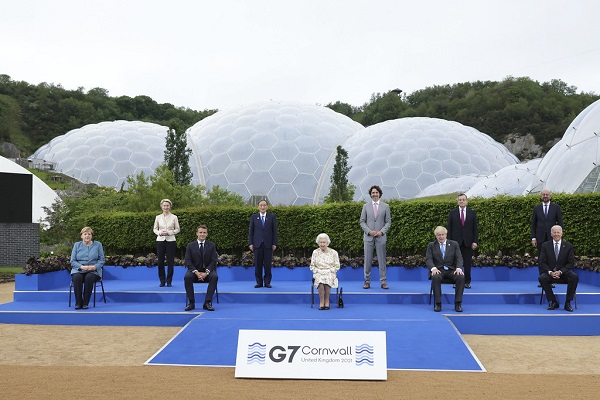 G7各國領袖與英國女王合影/Boris Johnson推特照片