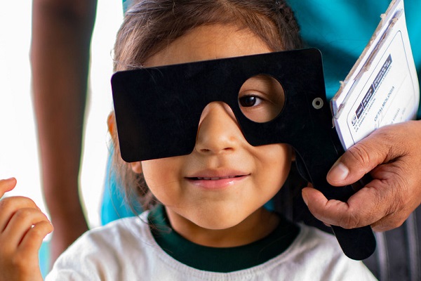 秘魯首都利馬,一個小女孩正在校內接受視力檢查/圖世界衛生組織