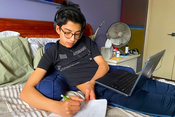 這名14歲的紐約男孩在家中通過網路上學,而他的父母進行遠端辦公。