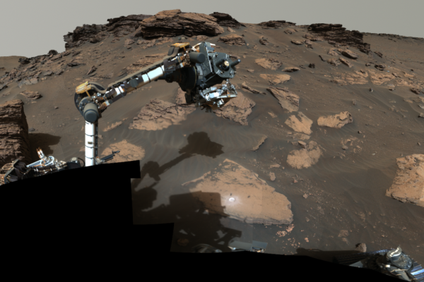 「毅力號」火星探測車在一處湖床上採集樣本。(圖片擷取自NASA網站)