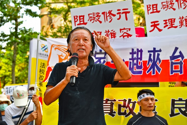 連福隆教授連日出席抗爭現場表示，違法官員已經嚴重違反了兩公約，台灣的災難將不斷發生。