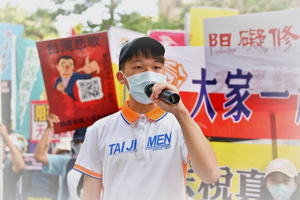 許多旅居海外的太極門弟子，無畏疫情影響，也挺身在行政執行署前控訴違法官員。