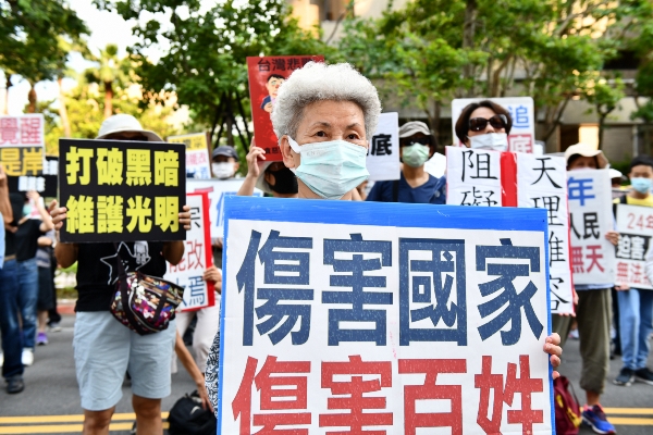 15天來驕陽如炙的氣候，抗議民眾的熱血不曾因為烈陽而有稍減。